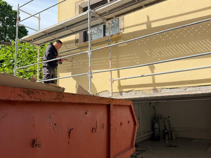 Ravalement de façade sur échafaudage