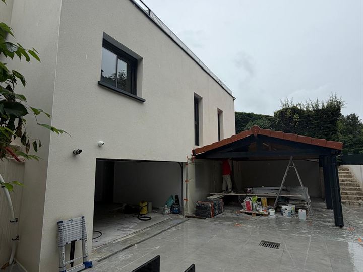 Cour et préau en cours de finition